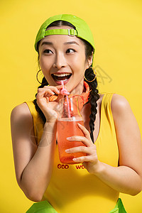 麻花辫东亚表现积极喝饮料的青年女人背景图片
