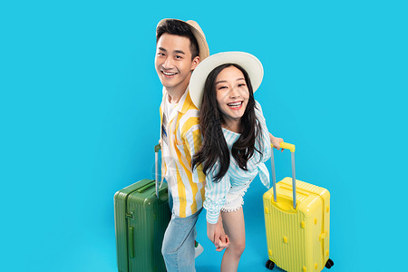 女人男人站着青年情侣拉着行李箱去旅游图片