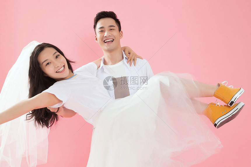 伴侣亚洲人搂着快乐的青年男人抱起女朋友图片