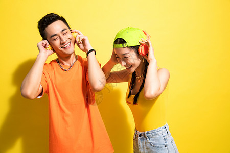 美丽的年轻人青年文化带着耳机听音乐的青年伴侣图片