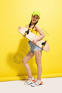 漂亮的青年女人抱着滑板高清图片