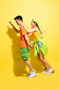 情侣运动鞋休闲装快乐的青年伴侣玩耍背景