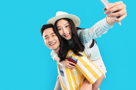 爱活力亚洲青年男人背着女朋友用手机自拍图片素材