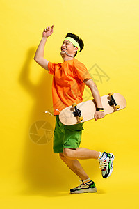 周末活动拿着滑板的活力青年男人图片