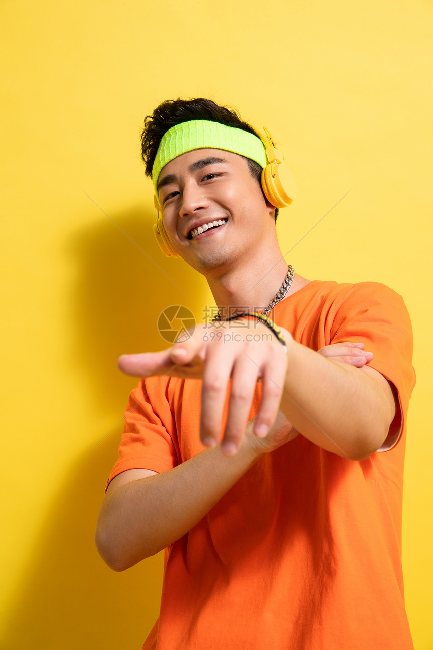 色彩鲜艳青年男人选择对焦听音乐的嘻哈男孩图片