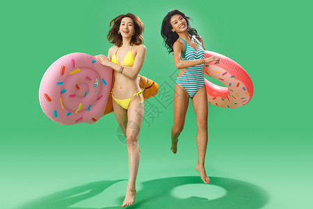 夏天青年文化穿比基尼的闺蜜拿着浮排游泳圈高清图片