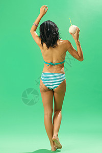 皮肤手镯椰汁拿着椰子汁的比基尼美女背影背景图片