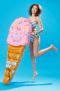 扶冰淇淋形状的浮排跳跃的比基尼美女图片