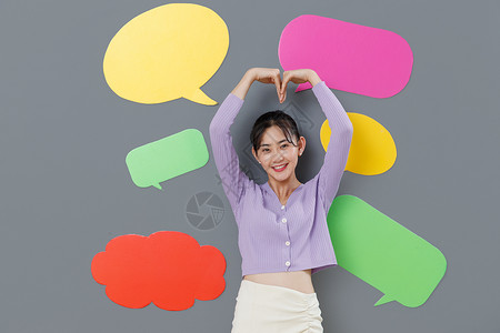 爱心气泡活力公告信息好消息站在对话框前面的快乐女孩背景