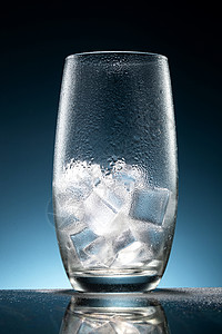 璃杯中的冰块高清图片
