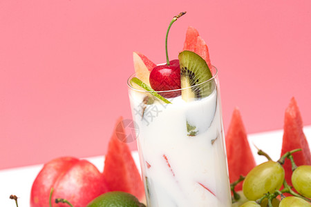 维生素夏天水果酸奶杯图片