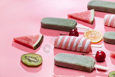 绿色冰棒水果切片和冰棍背景