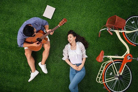 交流享乐休闲活动幸福的青年伴侣在草地上享受快乐时光图片