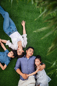 8k摄影合计绿色8到9岁摄影幸福的一家四口躺在草地上背景