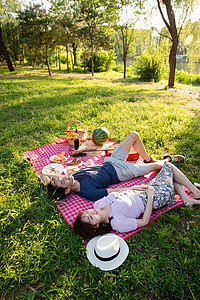 躺着约会的情侣躺在草地上的幸福情侣背景