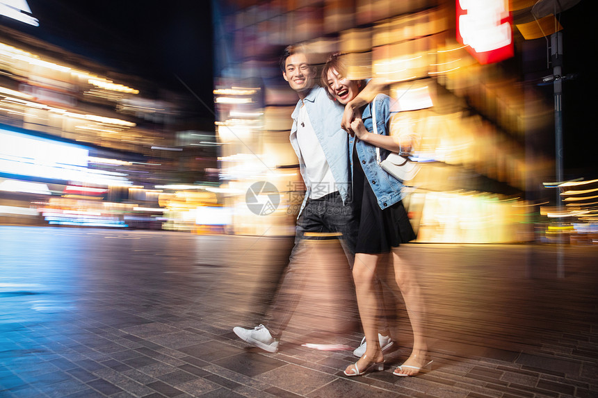 彩色图片东亚亚洲夜晚逛街的快乐情侣图片