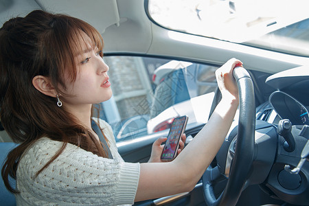 情绪压力侧面视角健康生活方式开车的青年女人图片素材