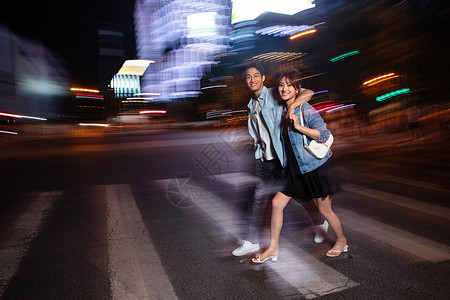 乐趣灯光女人夜晚逛街的快乐情侣图片