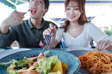 刀叉青年人健康生活方式快乐情侣在餐厅里用餐图片