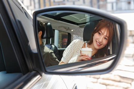 饮料青年伴侣两个人坐在汽车里的幸福情侣图片