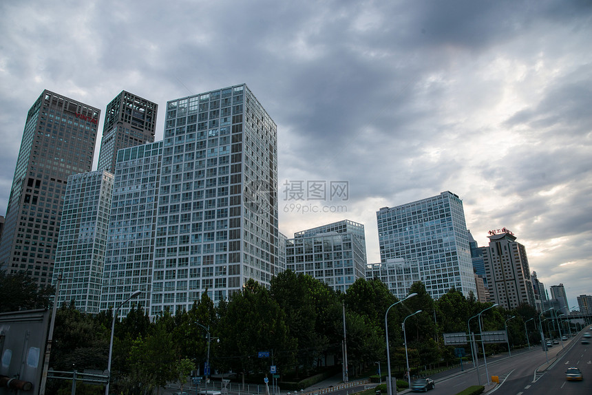 城市里的高楼大厦和街道图片
