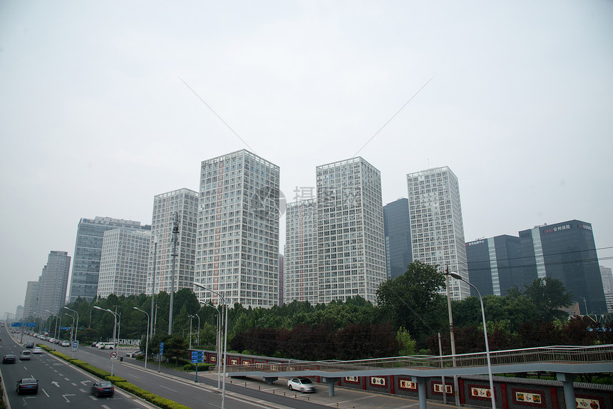 城市里的高楼大厦和街道图片