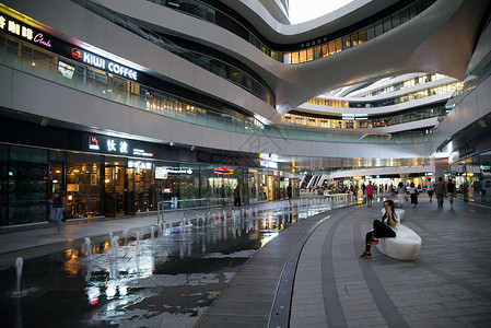 滨水商业街北京的城市街道和高楼商场背景