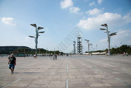大量人群城市路灯北京奥体中心图片