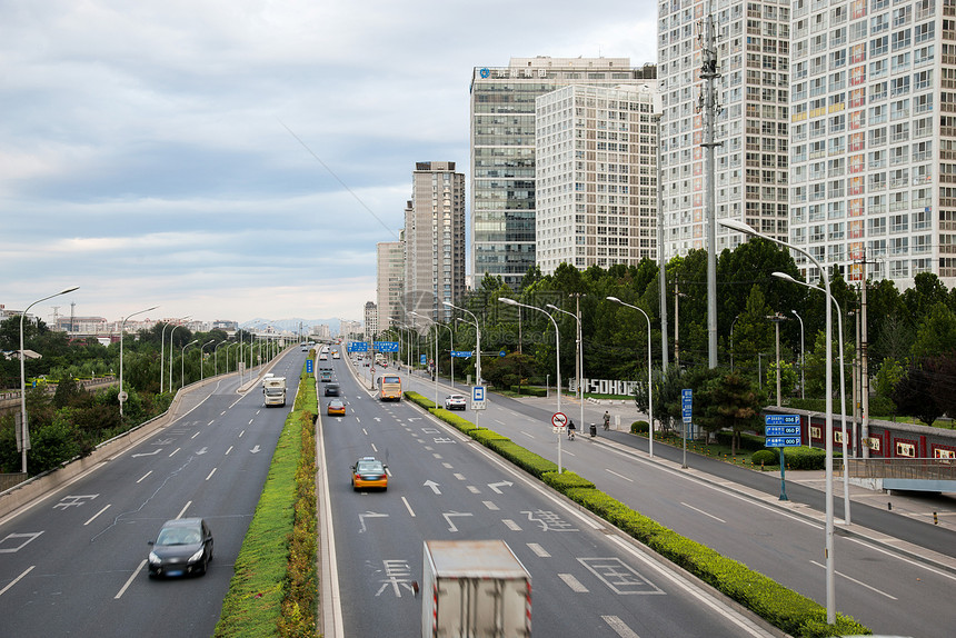 北京的城市街道和高楼图片