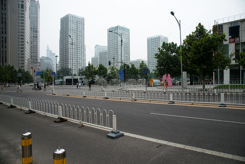 少量人群现代路北京城市建筑图片