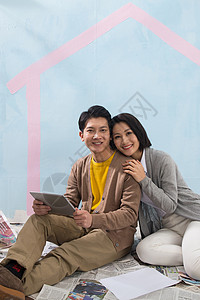 家庭生活欢乐ipad年轻夫妇装修房子倚靠高清图片素材