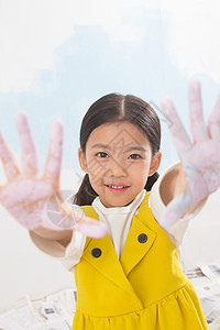 张开手臂玩快乐满手涂料的小女孩图片