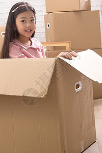 休闲生活休闲摄影小女孩藏在纸箱里图片