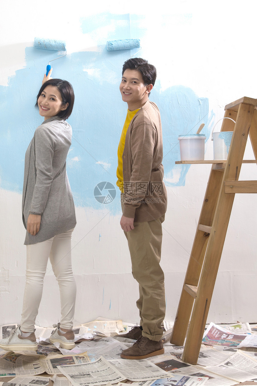 刷漆年轻夫妇装修房子图片