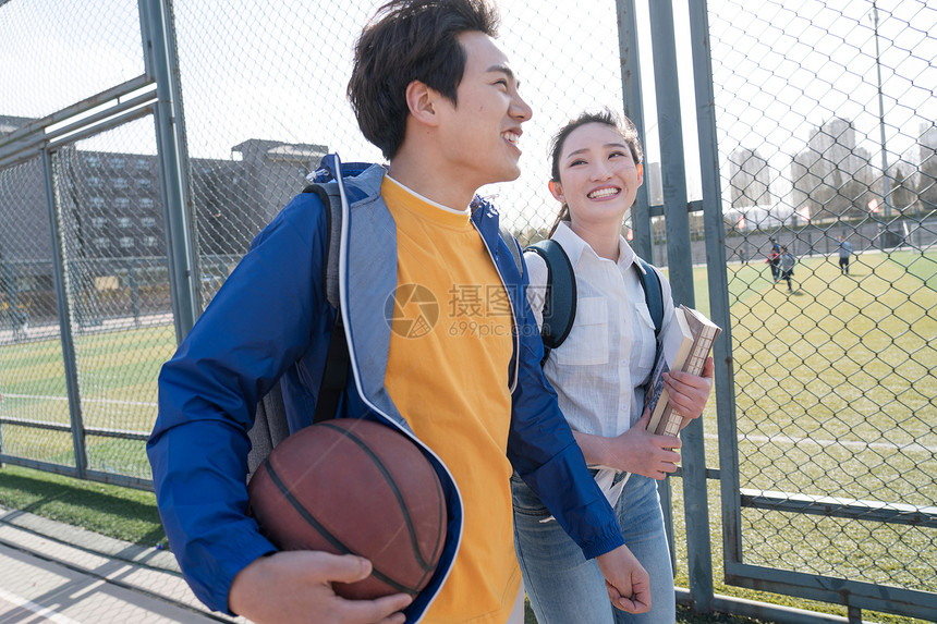 学校休闲大学生情侣在校园里图片