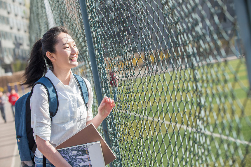 草坪青年女大学生图片