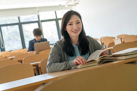 学校大学生在教室里学习图片