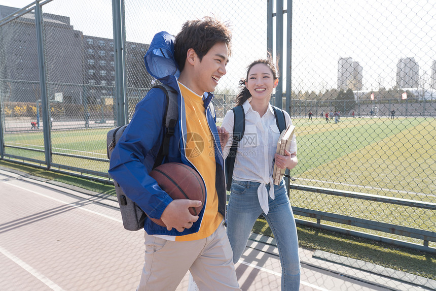 大学生情侣在校园里散步图片