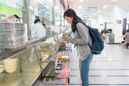 食堂吃饭学校大学生在食堂里用餐背景