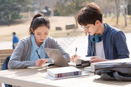 校园智慧智慧大学生情侣在校园里学习背景