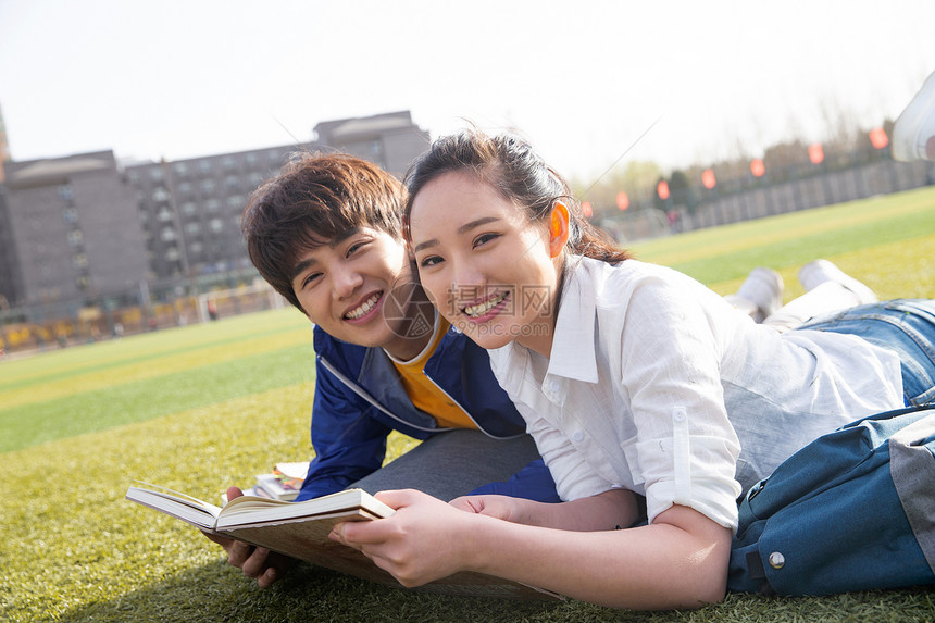 大学生情侣在校园里学习图片