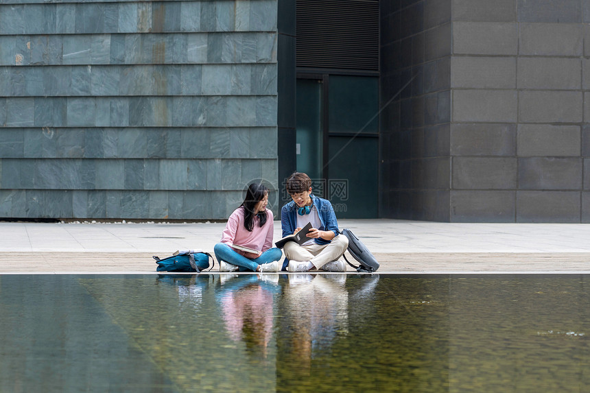 大学生情侣在校园里学习图片