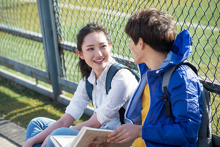 表现积极休闲装学校快乐的青年大学生图片