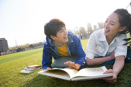 书高等教育户外大学生情侣在校园里学习图片