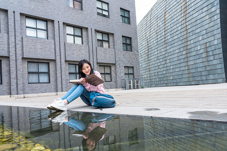 彩色图片人青年大学生在校园里学习图片