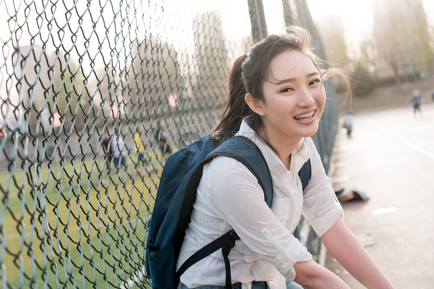 彩色图片轻松20多岁青年女大学生图片