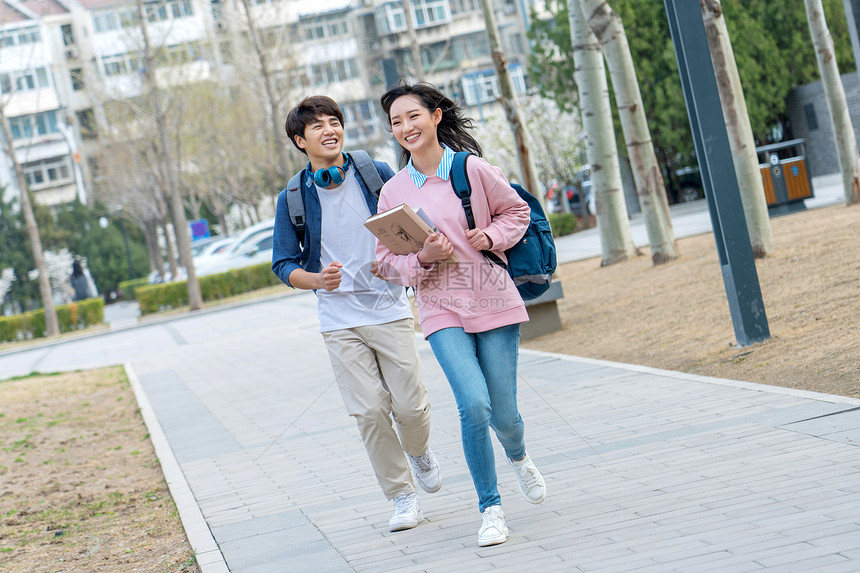 大学生情侣在校园里行走图片