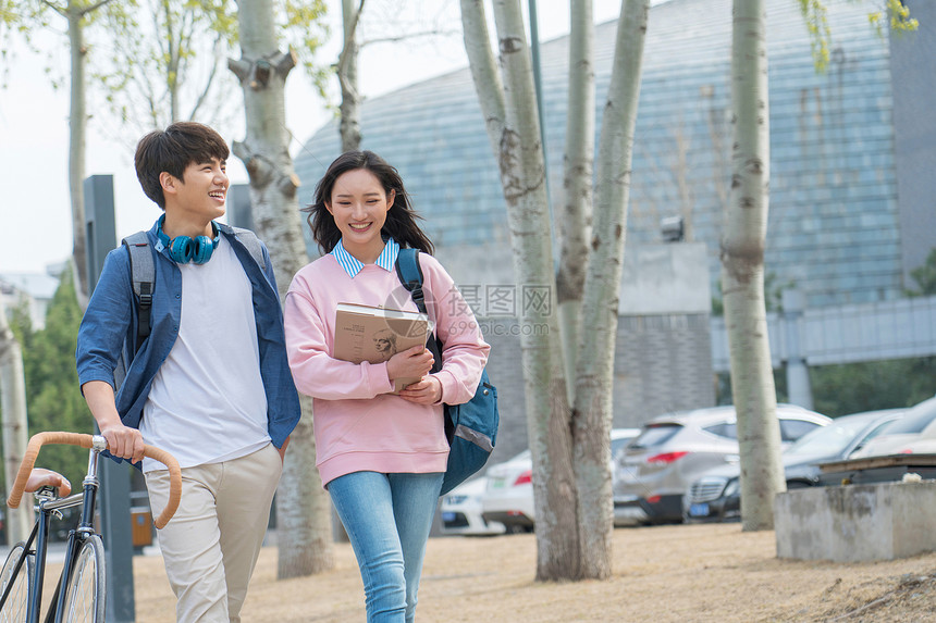 大学生情侣在校园里行走图片