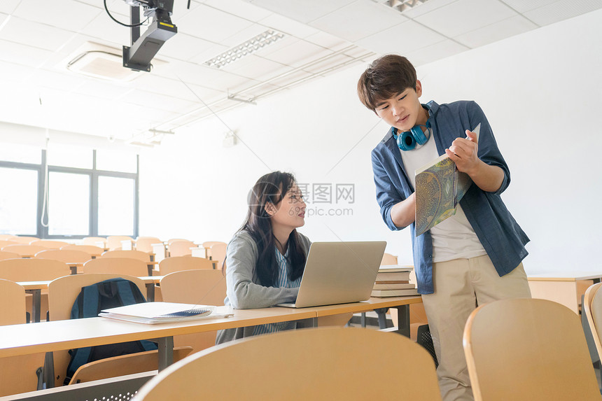 智慧大学生在教室里学习图片