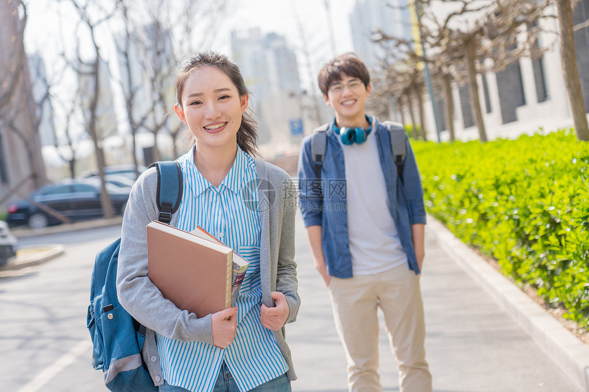 骄傲20到24岁关爱大学生情侣在校园里图片